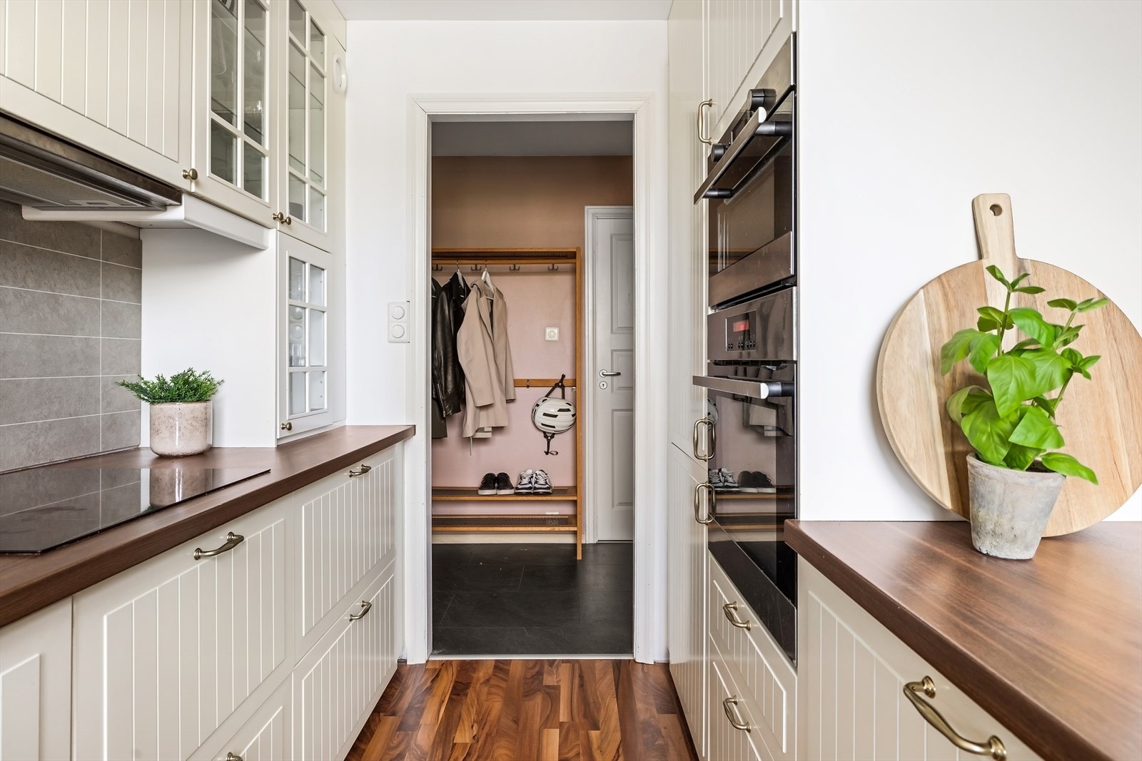 Det er god plass til både matlaging og oppbevaring. Galleribilde