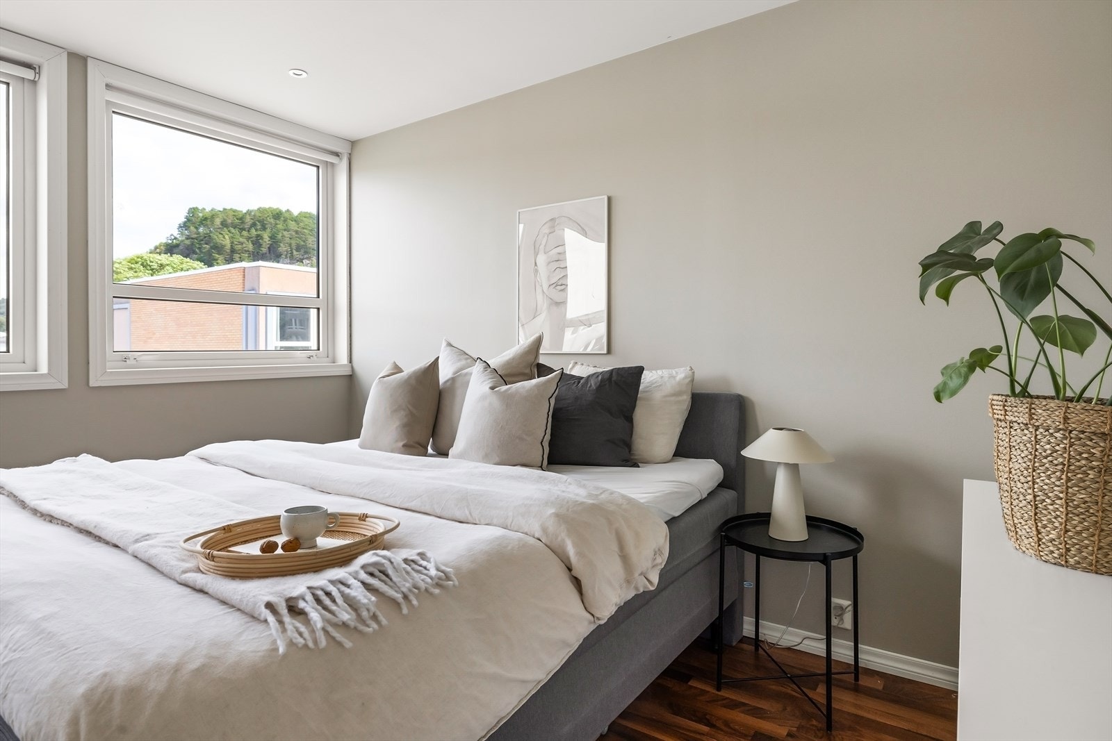 Her er det god plass til dobbeltseng, nattbord og garderobeløsning. Galleribilde