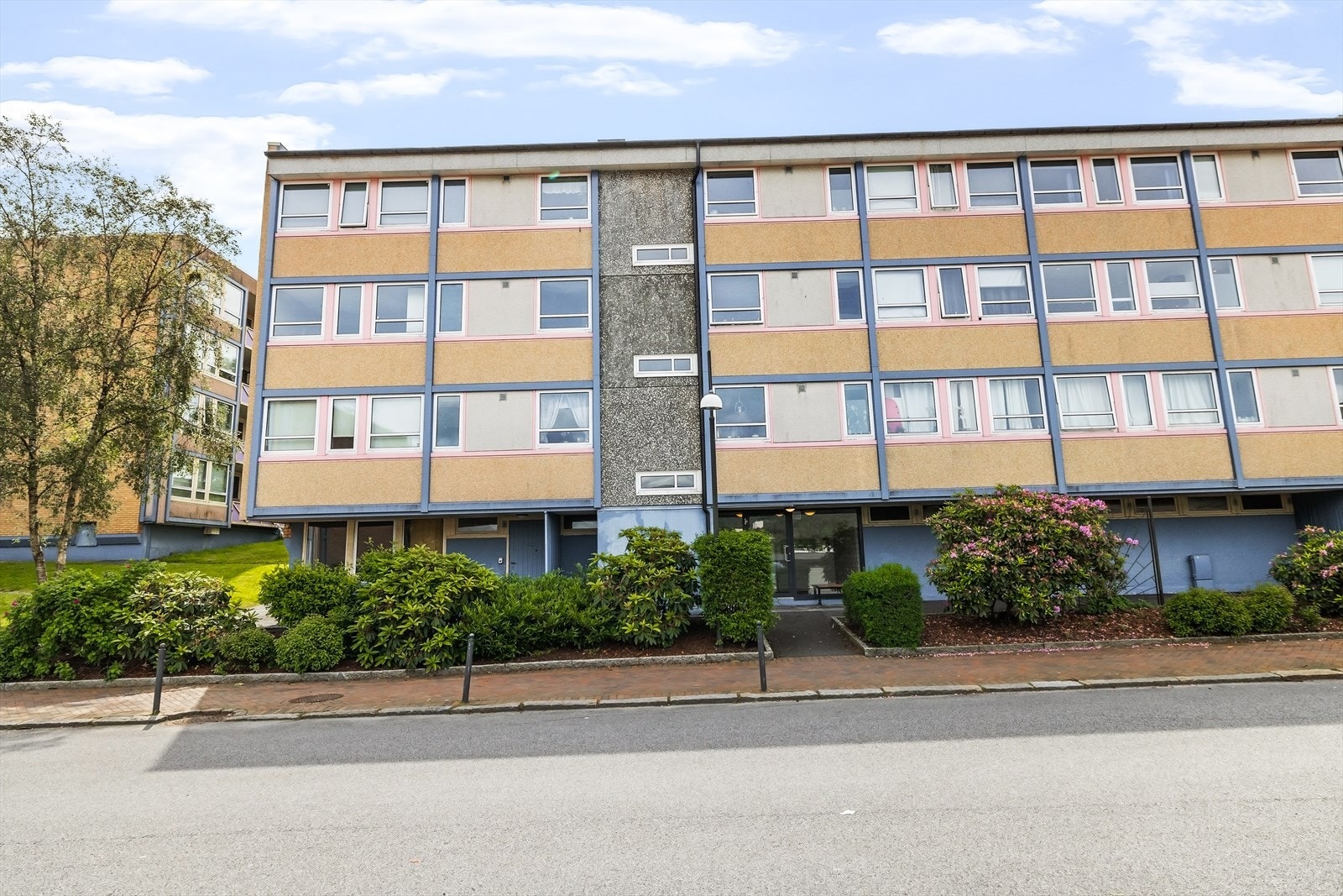 Nærmeste busstopp er Ortustranden med hyppige avganger, samt Oasen terminal hvor rutene 5, 18, 22, 24, 25, 28, 46, 47, 48, 49, 50E og flybuss går. Galleribilde