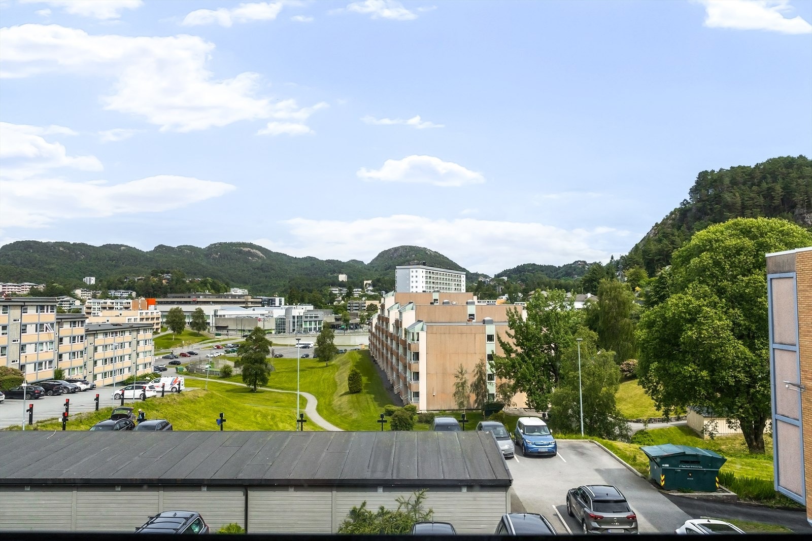 Det tar kun 10 minutter å gå til Oasen kjøpesenter, som regnes som sentrum i denne trivelige bydelen. Senteret ble utvidet med 8000 kvm i november 2014, og har nå rundt 70 butikker. Galleribilde