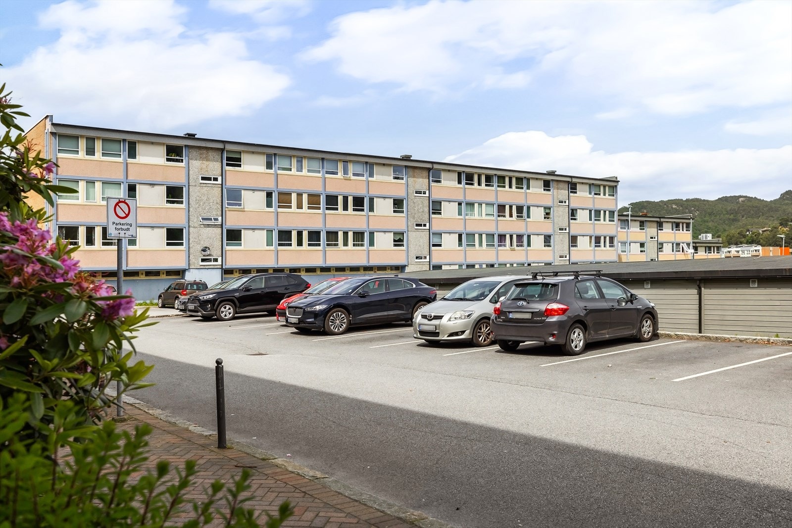 Avgiftsbelagt soneparkering i borettslaget. De som ønsker parkeringsplass må ta kontakt med styrekontoret for tildeling. Galleribilde