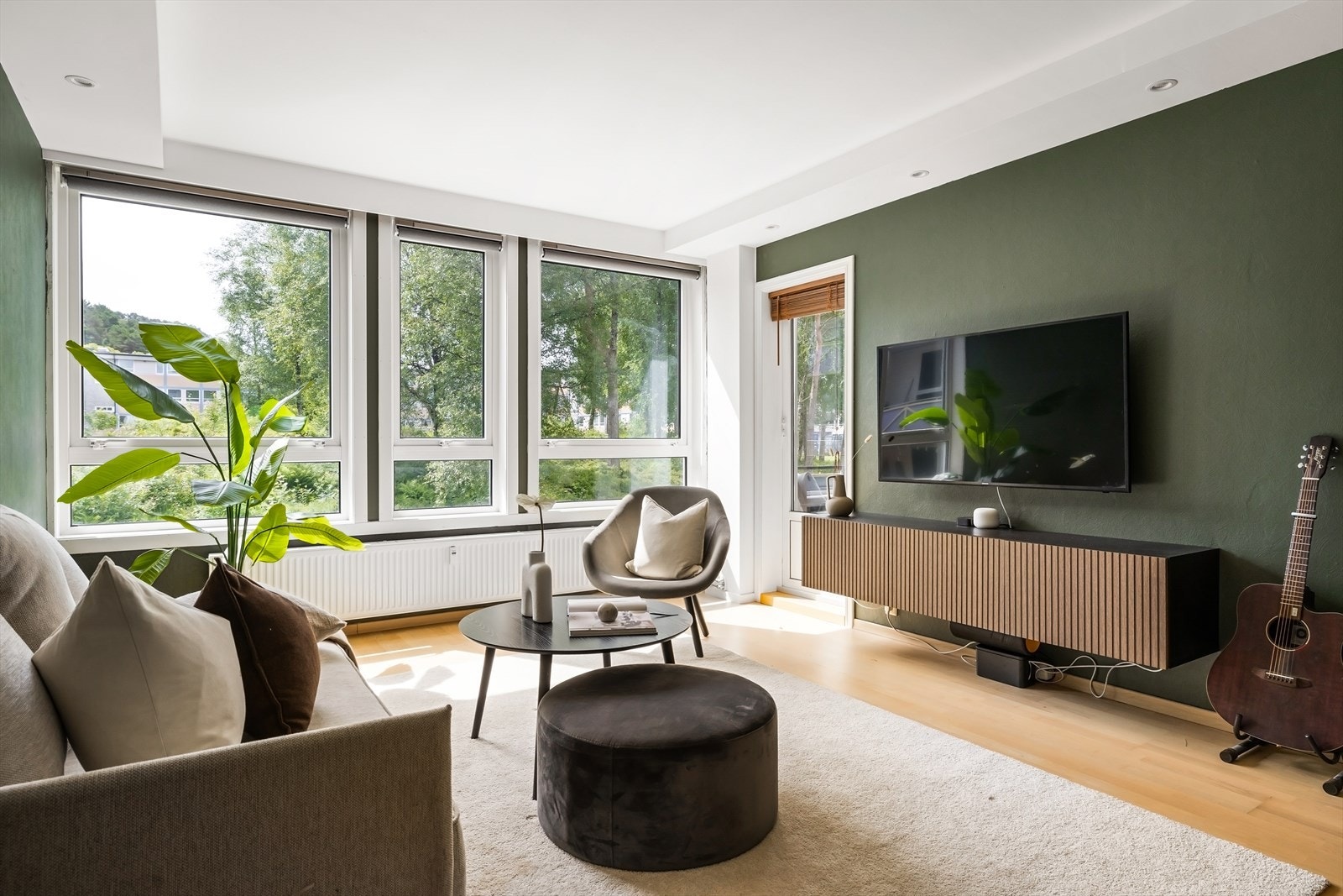 Fra stuen er det utgang til leilighetens balkong som måler ca. 8 m². Her kan man nyte gode solforhold med utsikt over nærområdet. Galleribilde