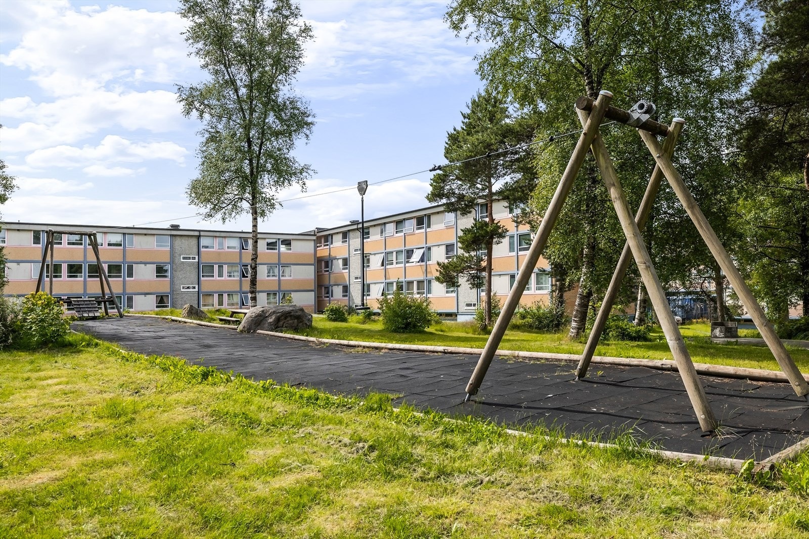 Lekeplasser og flott natur i nabolaget. Galleribilde