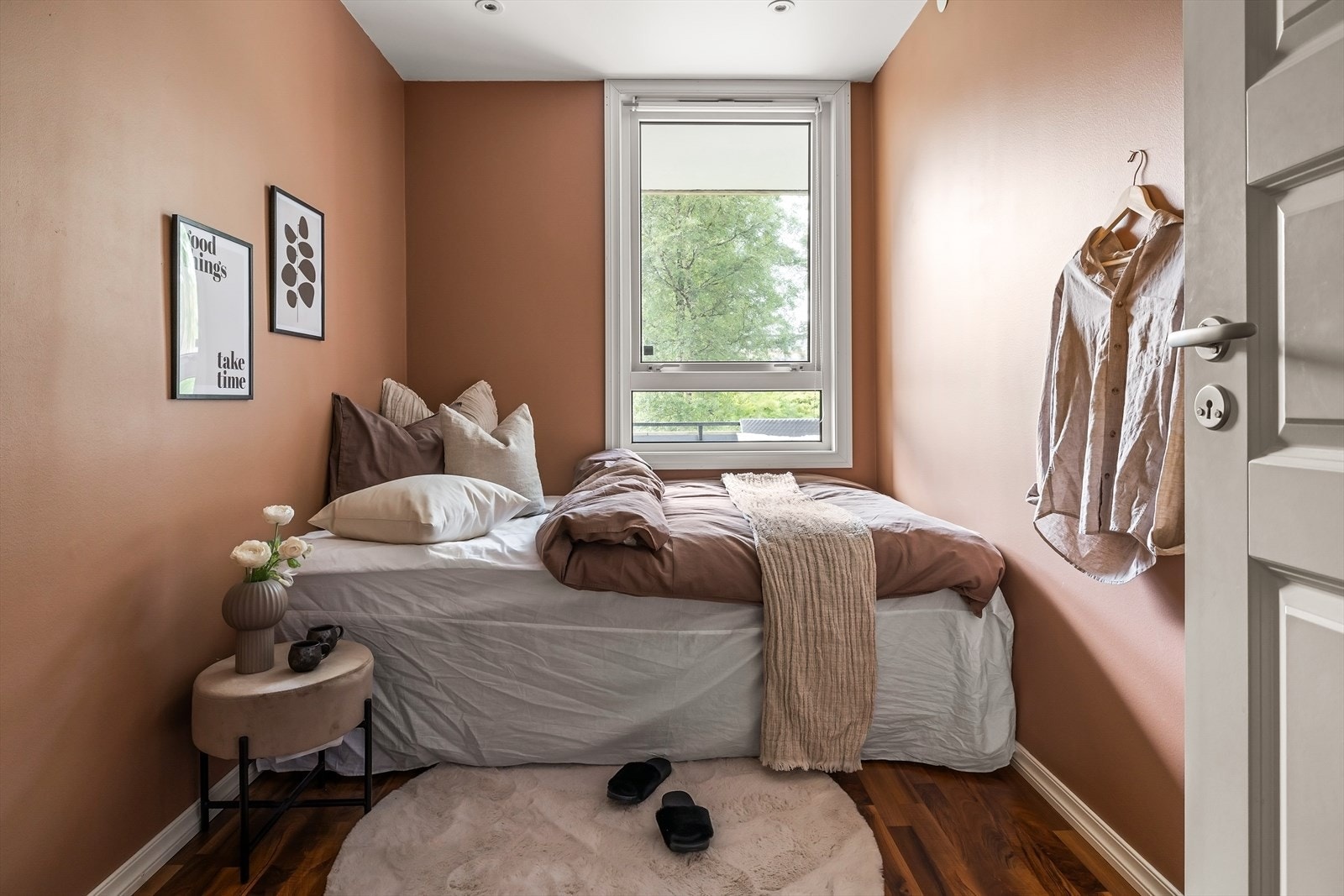 I leiligheten finner vi 3 soverom, de er henholdsvis 8,7m², 6,5m² og 14,2m². Galleribilde