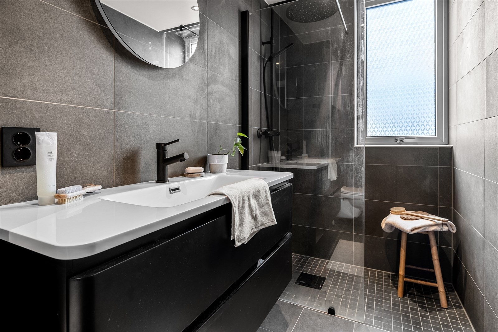 Moderne og nytt bad i 2023 i regi av borettslaget. Flott mørk design. Galleribilde