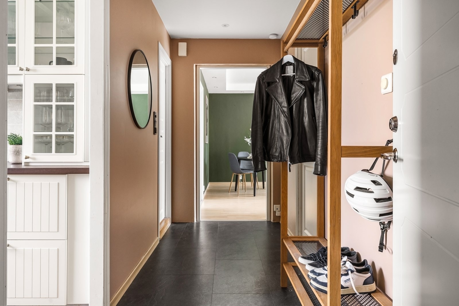 Inngangspart med plass til å henge av seg ytterklær og sko. Galleribilde