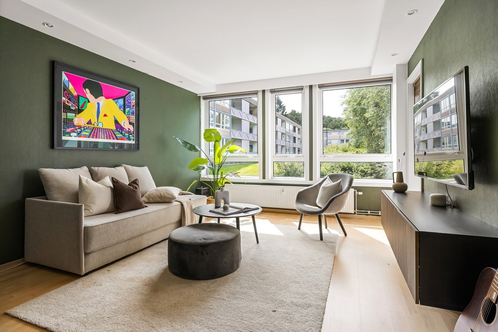 Her er det store vindusflater som bidrar til koselig stemning i stuen. Mye naturlig lysinnslipp. Galleribilde