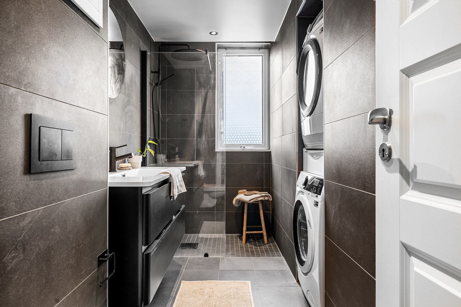 Helfliset med varmekabler i gulv. Her er det plass til både vaskemaskin og tørketrommel. Galleribilde