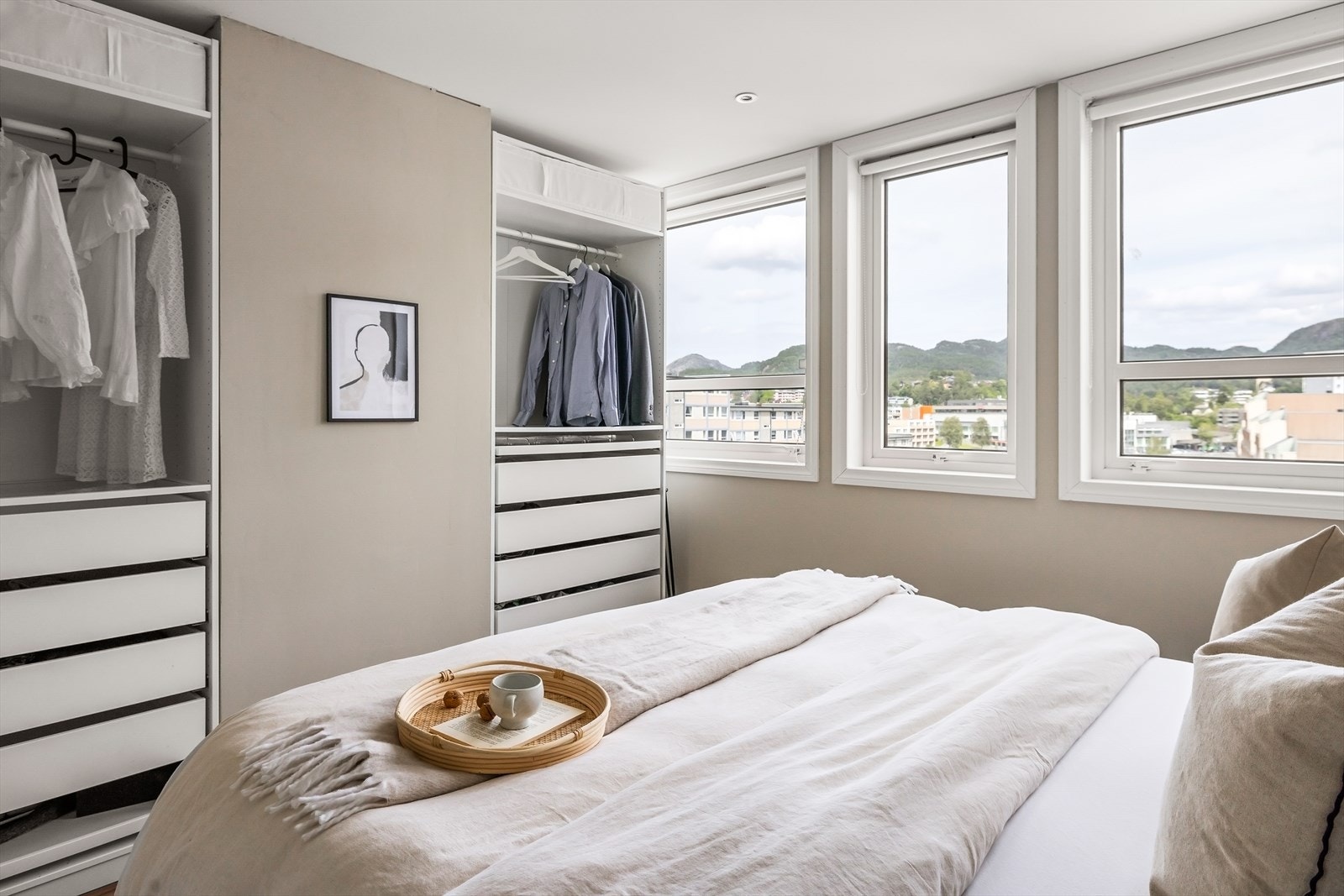 Hovedsoverom med store vindusflater og spotter i tak. Galleribilde