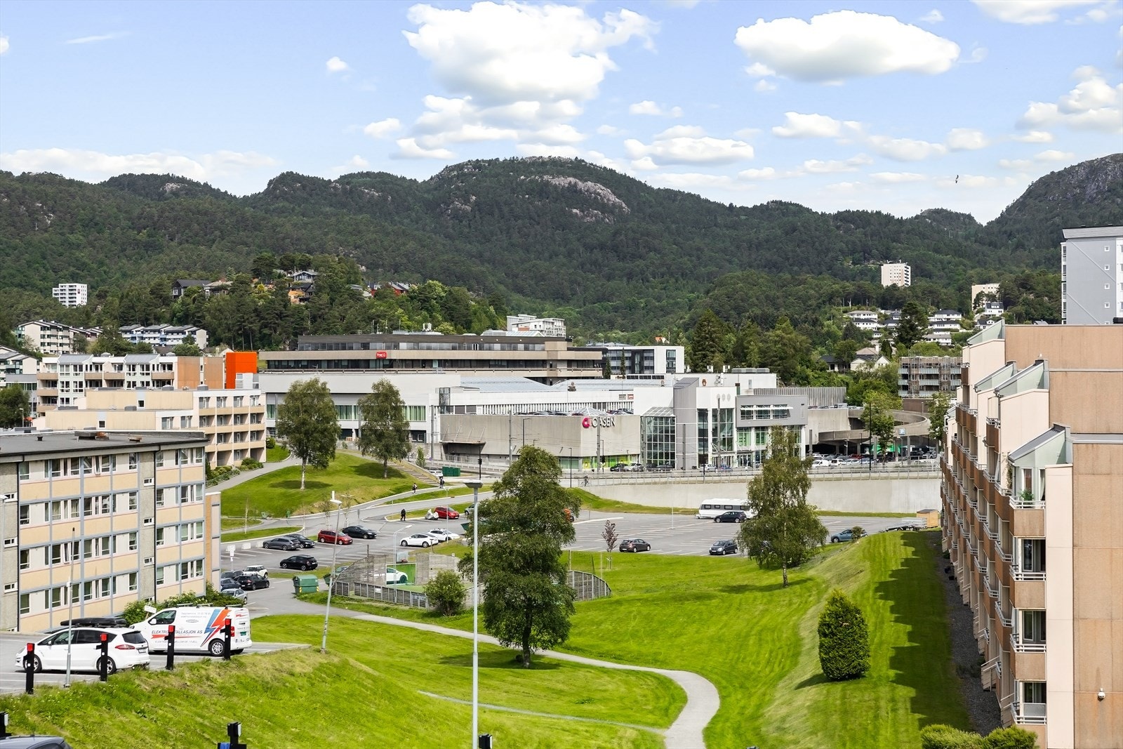 Flott utsikt og kort vei til "alt" av servicetilbud. Galleribilde