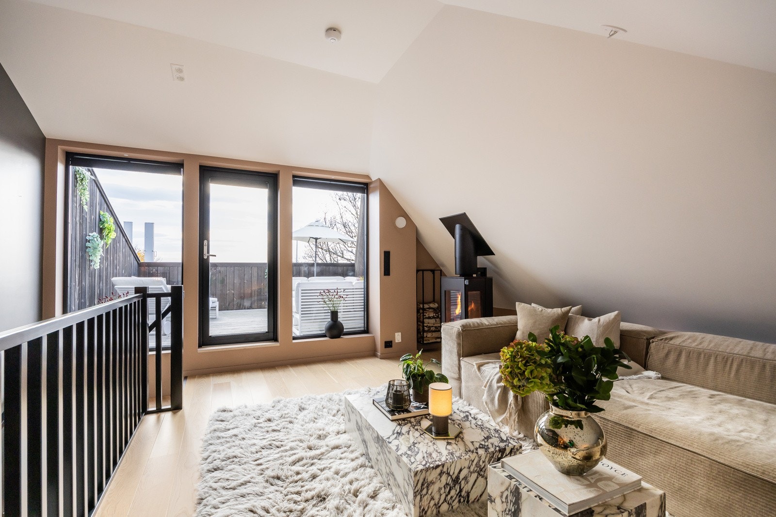 Store vindusflater sikrer rikelig med naturlig lysinnslipp. Fra loftstuen er det utgang til takterrassen Galleribilde