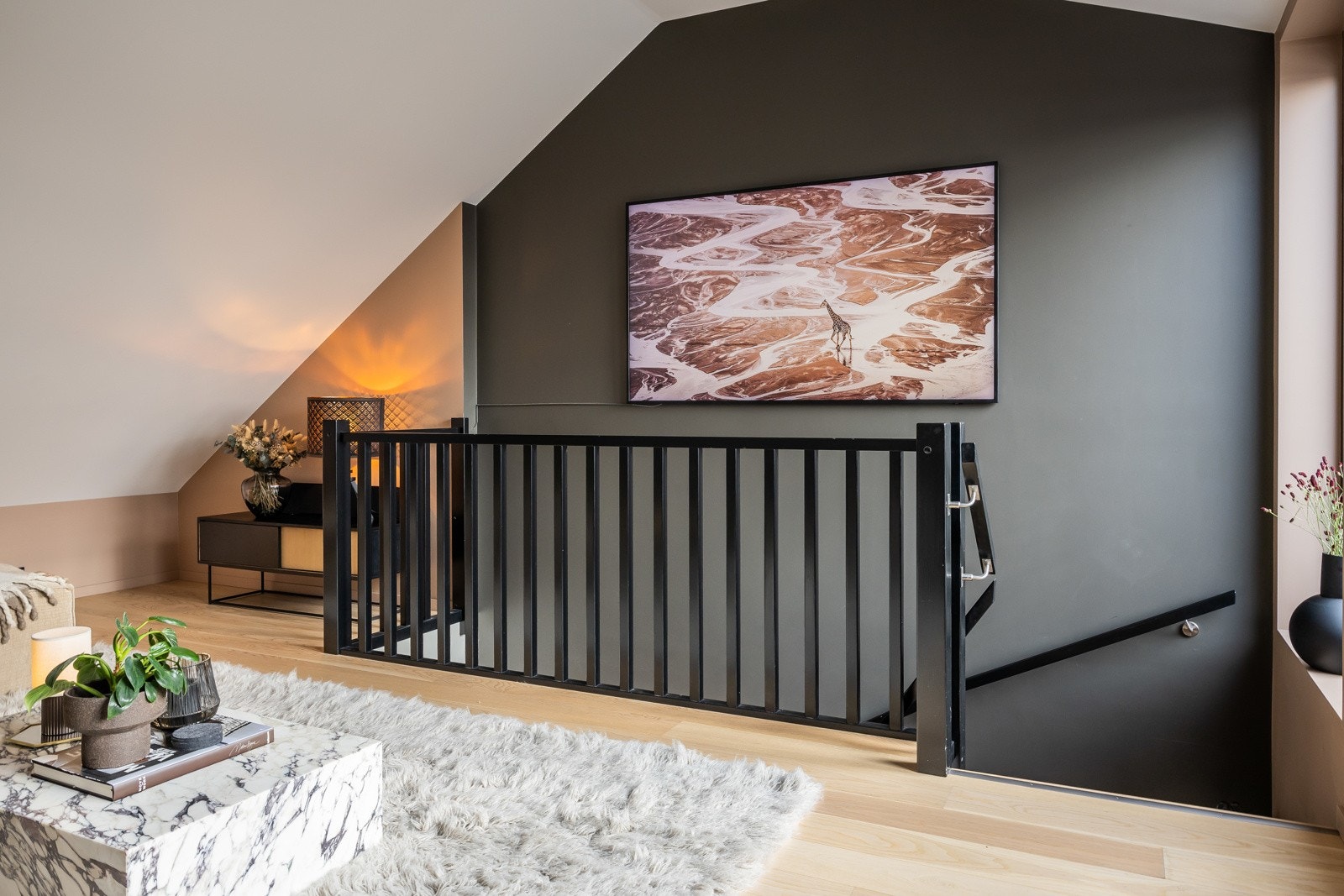 I øverste etasje finnes en skjermet og hyggelig stue med peis. Galleribilde