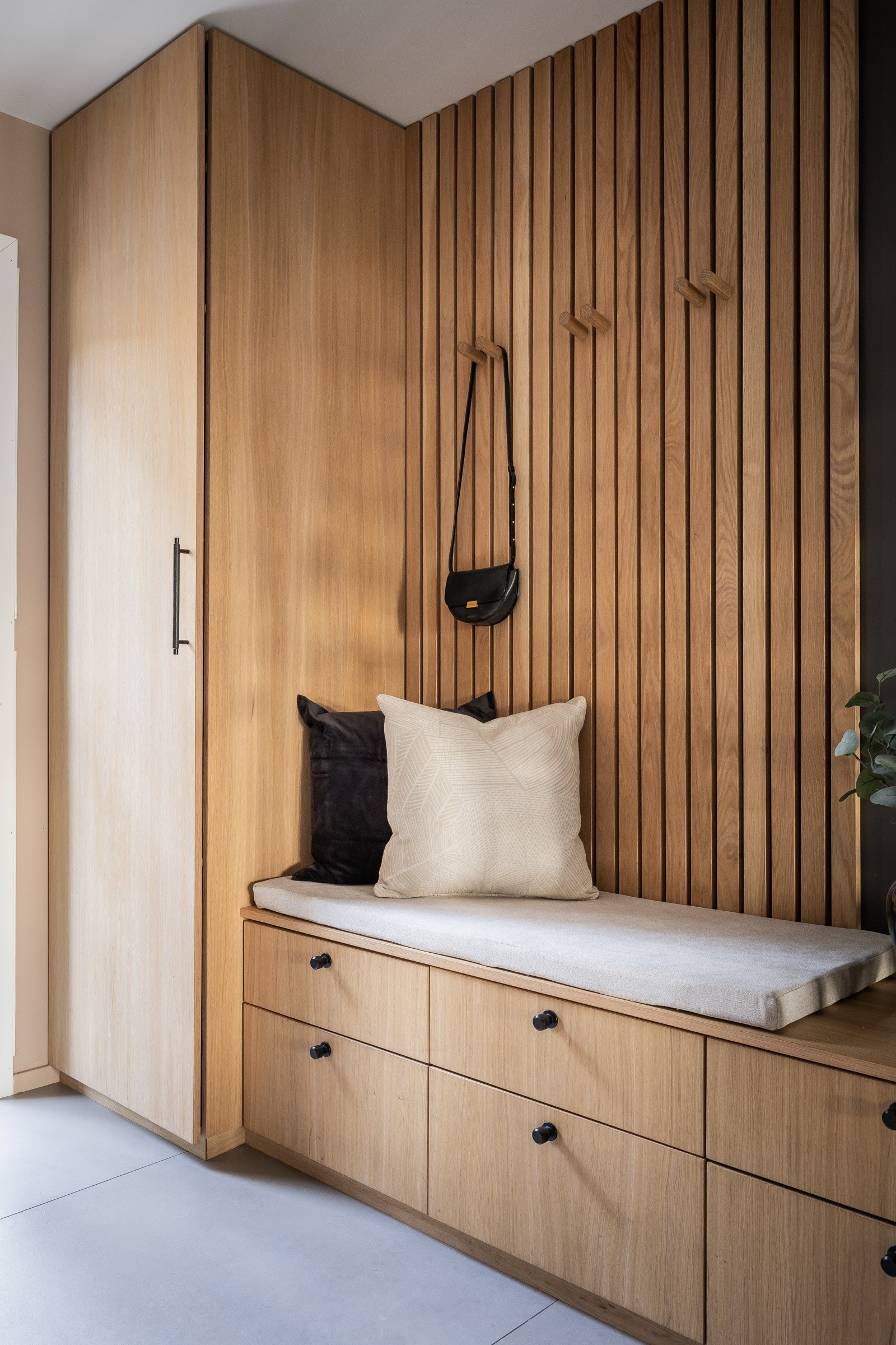 Garderobe, utført av møbelsnekker. Skuffene i entréen er lakkert i bunn for oppbevaring av vått fottøy. Galleribilde