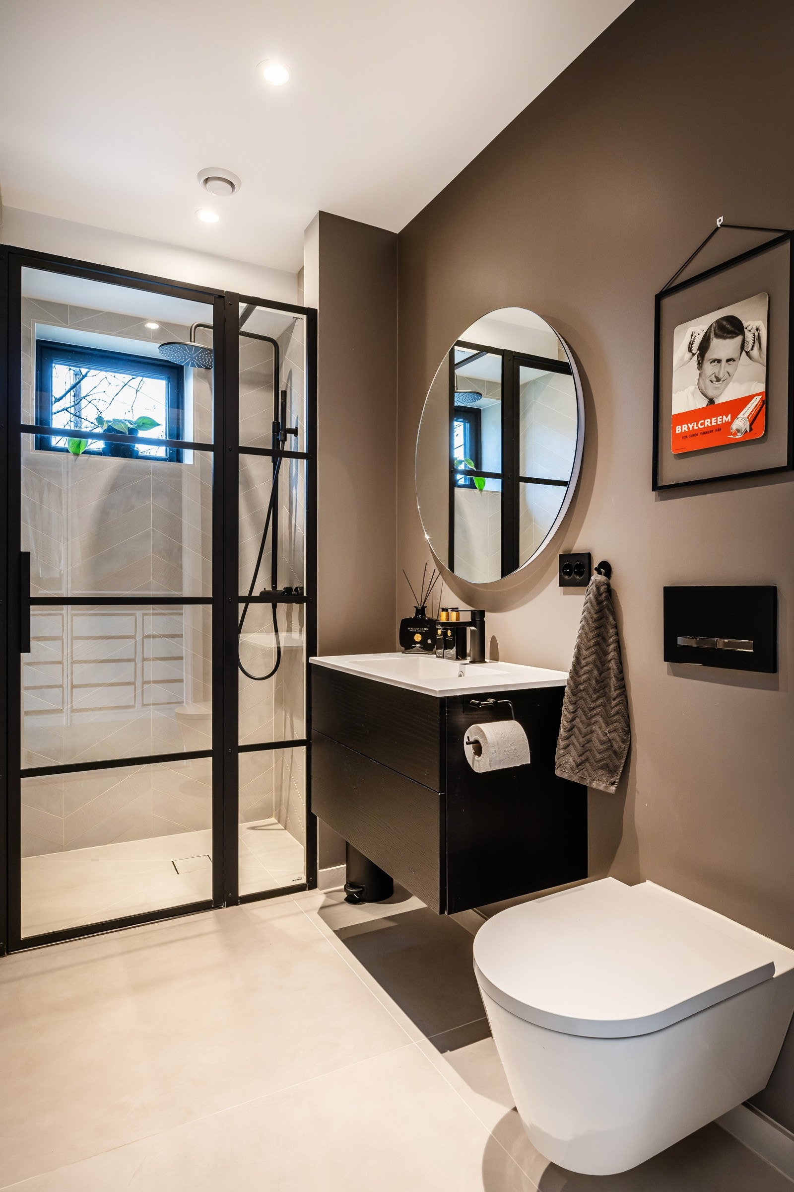 Moderne dusjbad med direkte adkomst fra hovedsoverom. Badet er innredet med nedfelt servant, veggmontert toalett og dusjhjørne. Galleribilde
