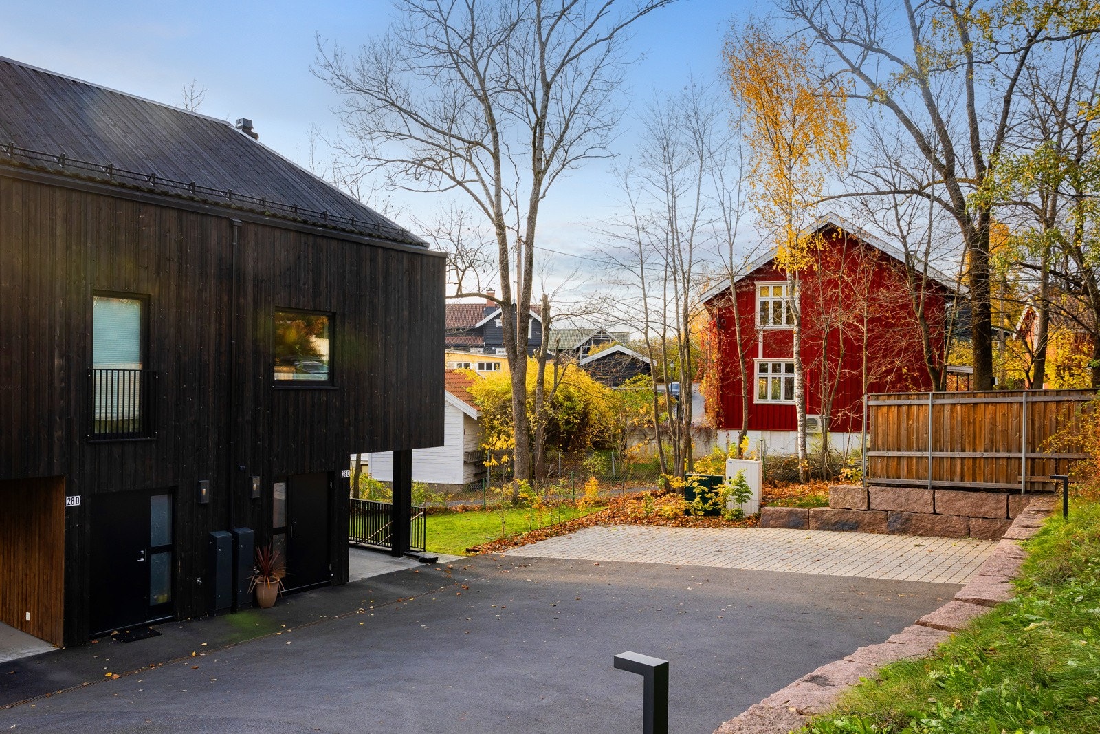 Hyggelig tun med 3 hus, 6 tomannsboliger. Sameie deler på fire gjesteplasser. Galleribilde