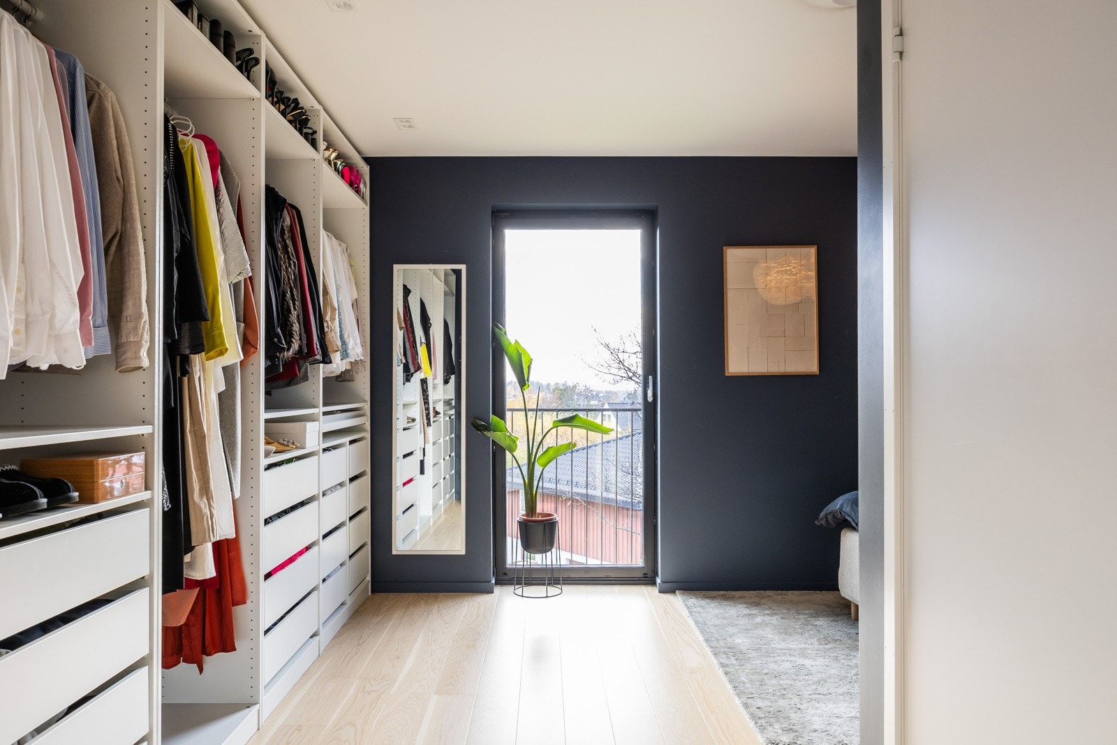 Stor garderobe med mulighet for skyvedører og fransk balkong Galleribilde