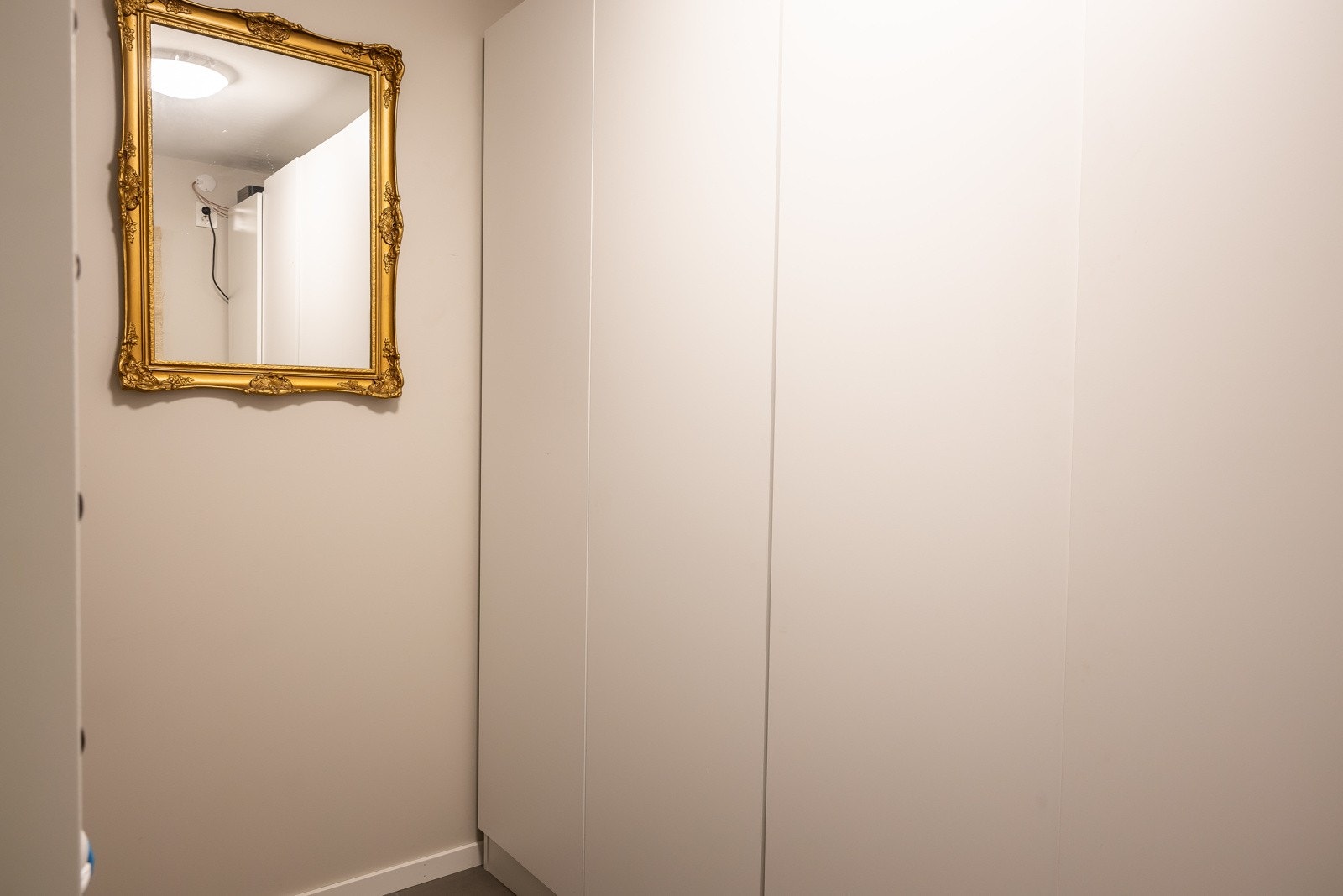 Godt med garderobeskap i kjelleretasjen Galleribilde