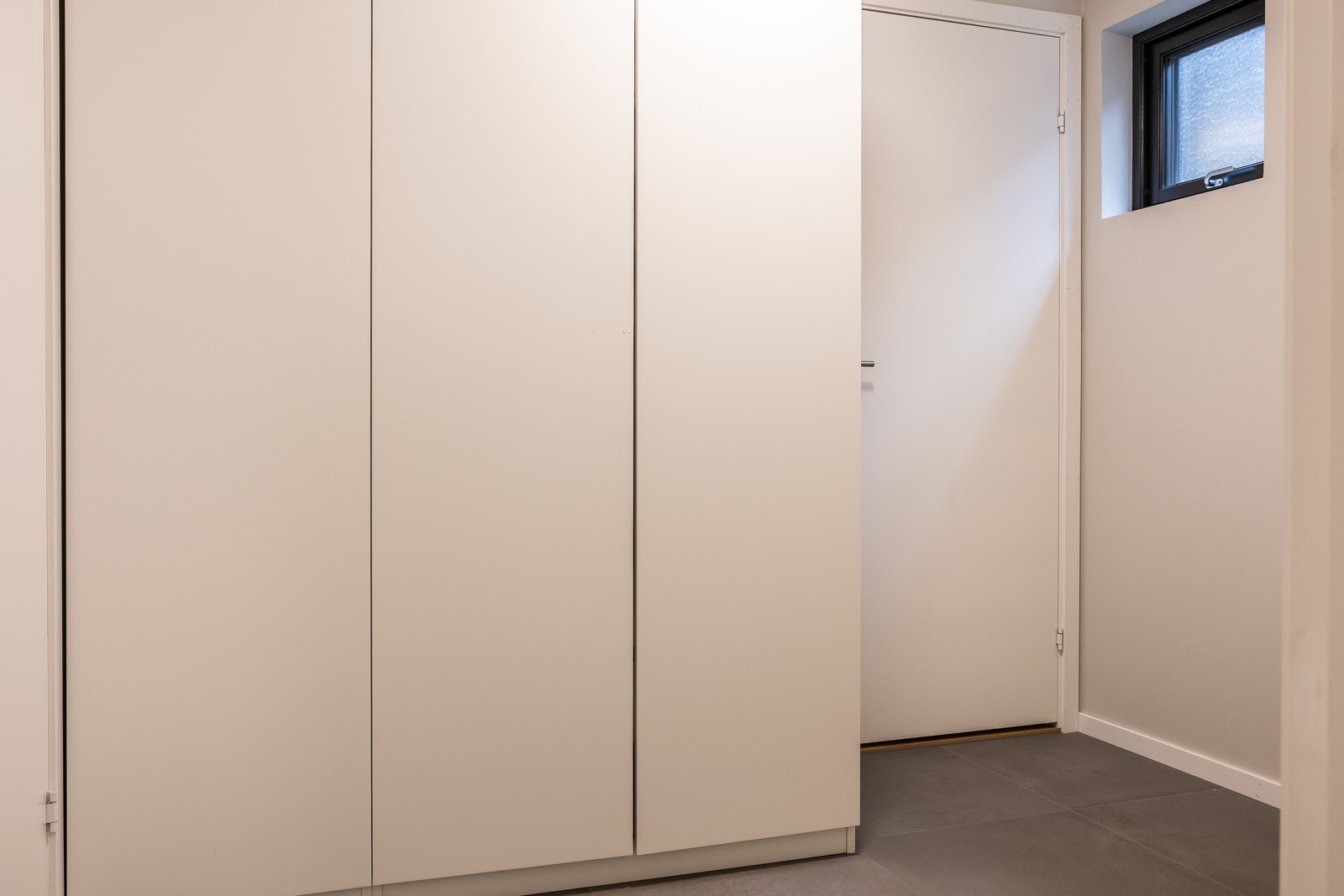 Bod i kjeller med stor garderobe Galleribilde
