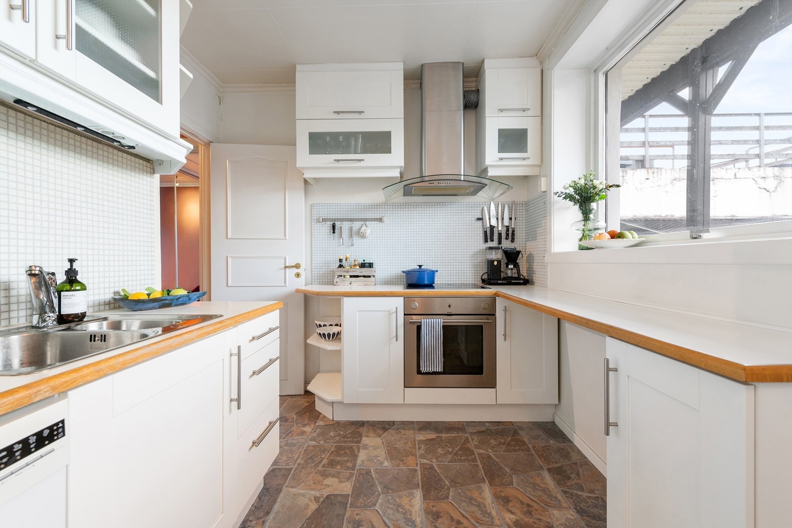 Kjøkkenet har godt med skap- og benkeplass. Hvitevarene medfølger i handelen. Galleribilde