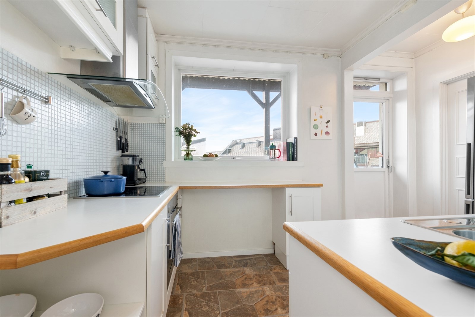 Kjøkkenet har direkte adkomst til bakgården. Galleribilde