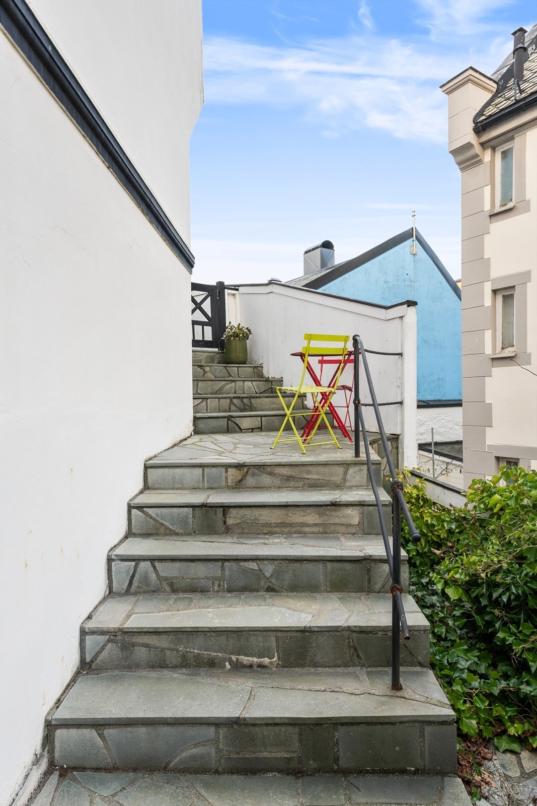 Skiferbelagt trapp med tilkomst fra felles inngangsparti til bakgården. Galleribilde