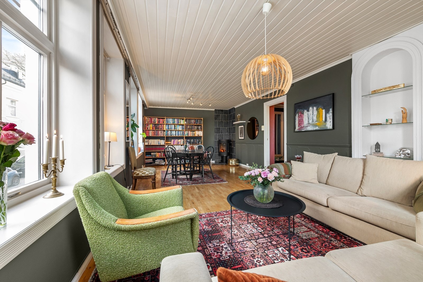 Meget romslig stue med koselig vedovn. God plass til møblering. Galleribilde