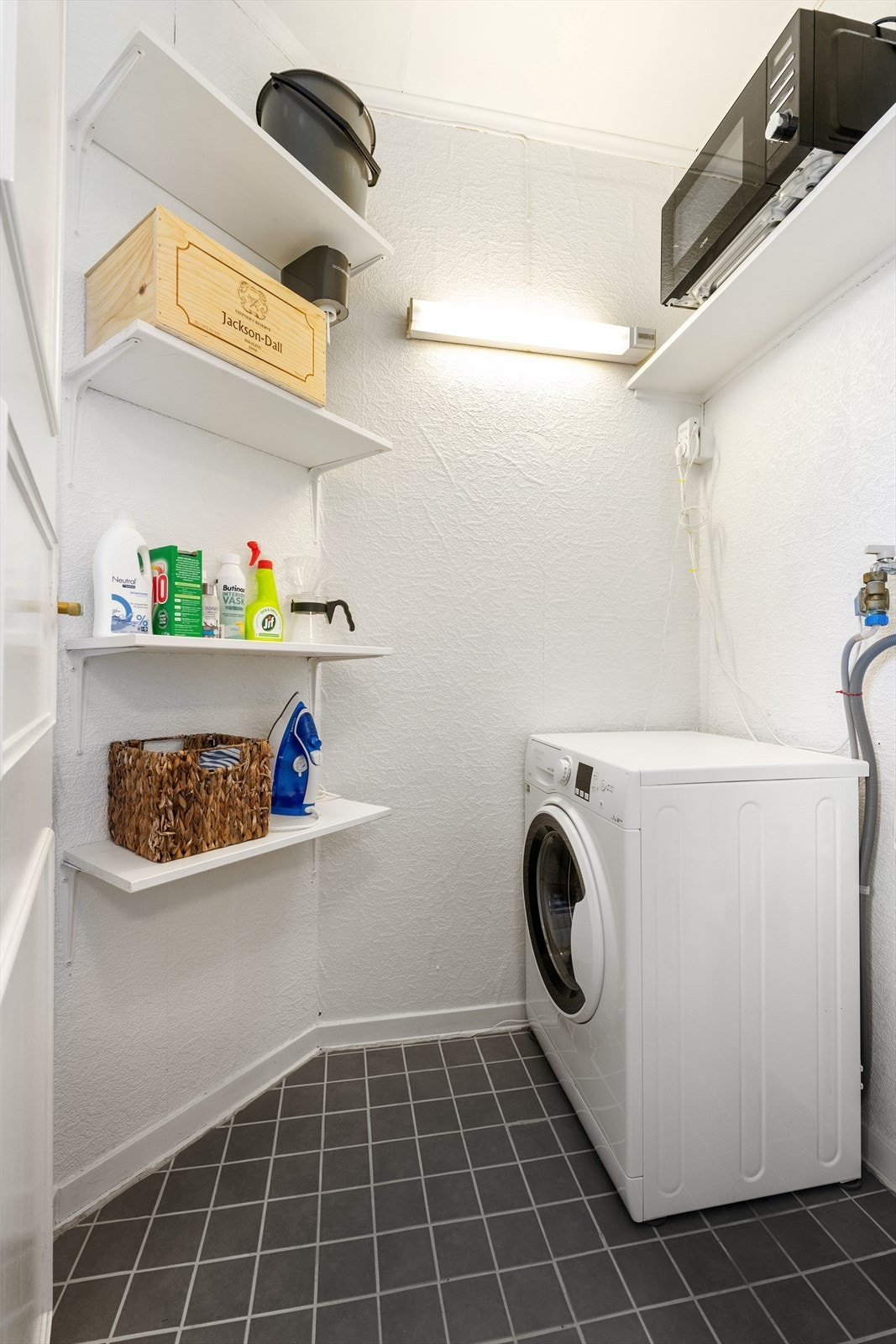 I bakkant av kjøkkenet er det bod, som er innredet som vaskerom. Flislagt gulv, og malte vegger. God plass til oppbevaring. Galleribilde