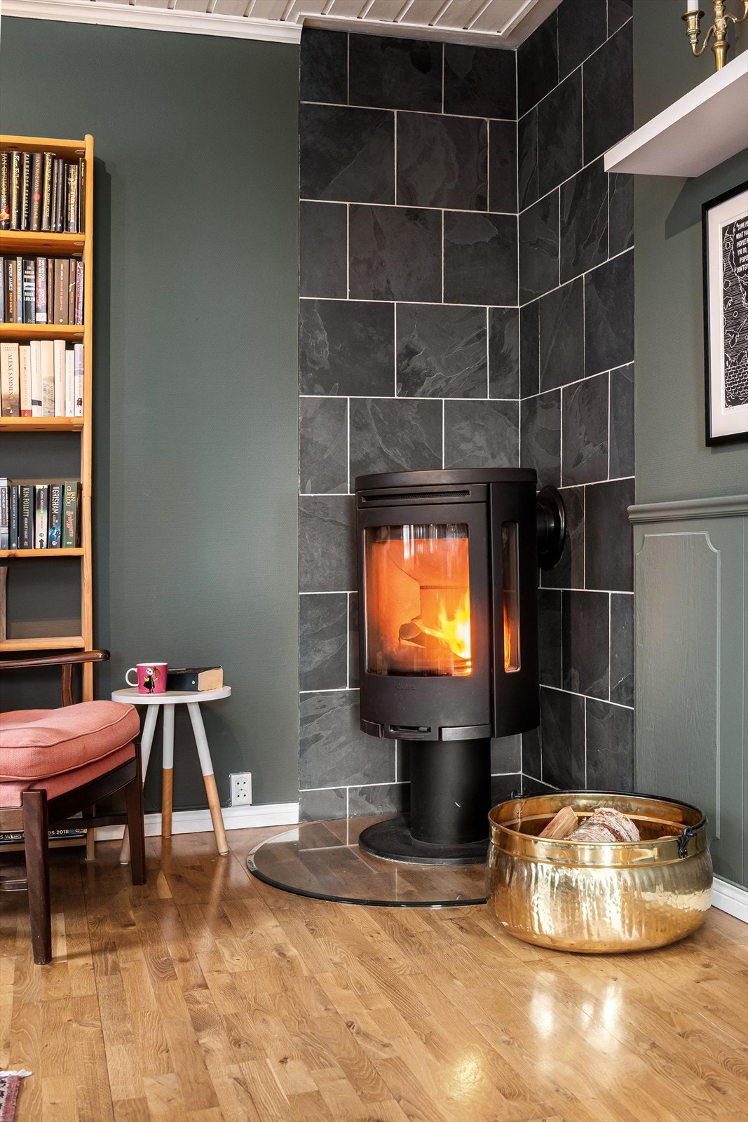 Vedovnen varmer godt og gir en koselig atmosfære. Galleribilde