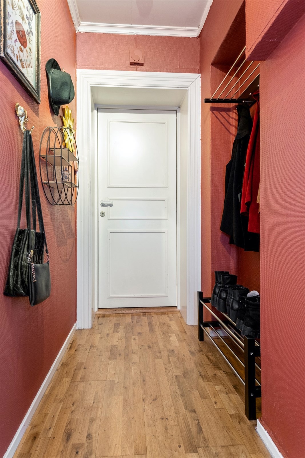 Velkommen inn! Hyggelig inngangsparti med garderobenisje. Galleribilde