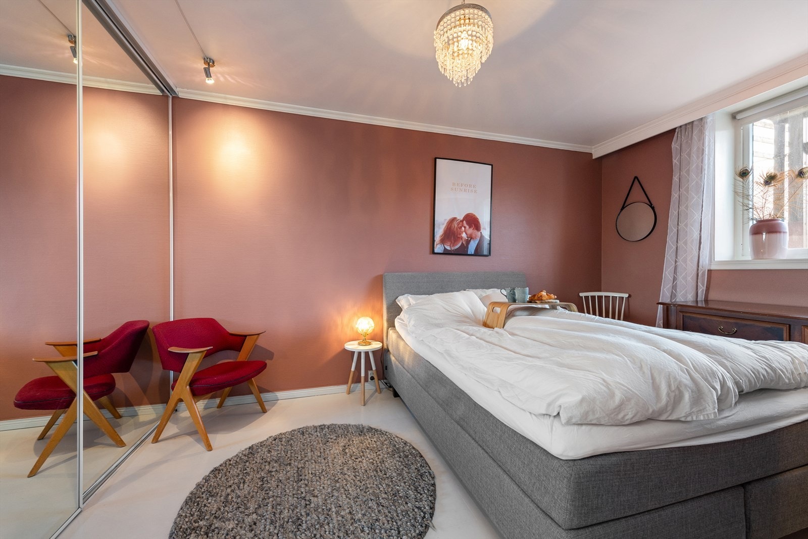 Soverommet vender mot bakgården. God plass til ønsket møblering, stor skyvedørsgarderobe. Galleribilde