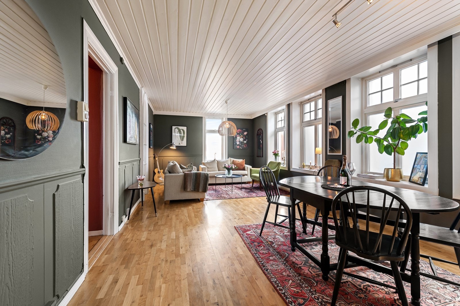 Stuen er tilrettelagt for sosiale sammenkomster. Her er det god plass! Galleribilde