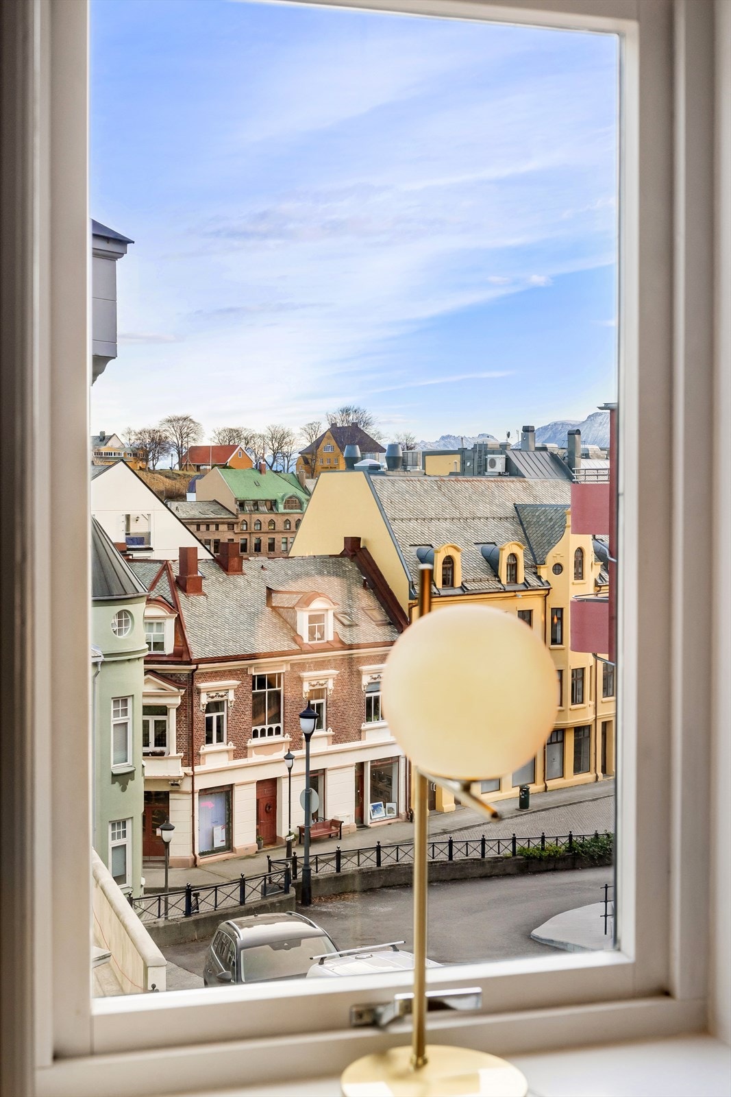 Flott utsikt mot bl.a. Grimmerhaugen. Sunnmørsalpene viser seg i sin prakt i bakgrunnen. Galleribilde