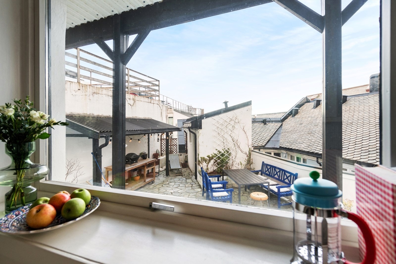 Hyggelig bakgård med god plass til både grill og sittegrupper. Her er det hyggelig å invitere venner! Galleribilde