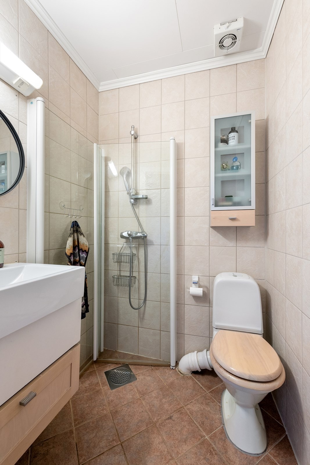 Helfliset bad/wc med varmekabler i gulv. Praktiske dusjevegger som er innfellbare. Galleribilde