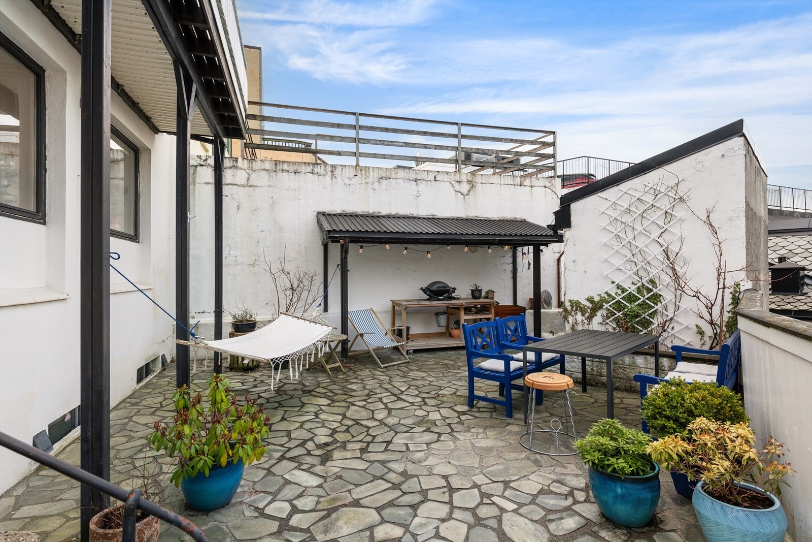 Skiferbelagt dekke, og god plass til sittegruppe. Det er også en felles bod for sameiet her. Galleribilde