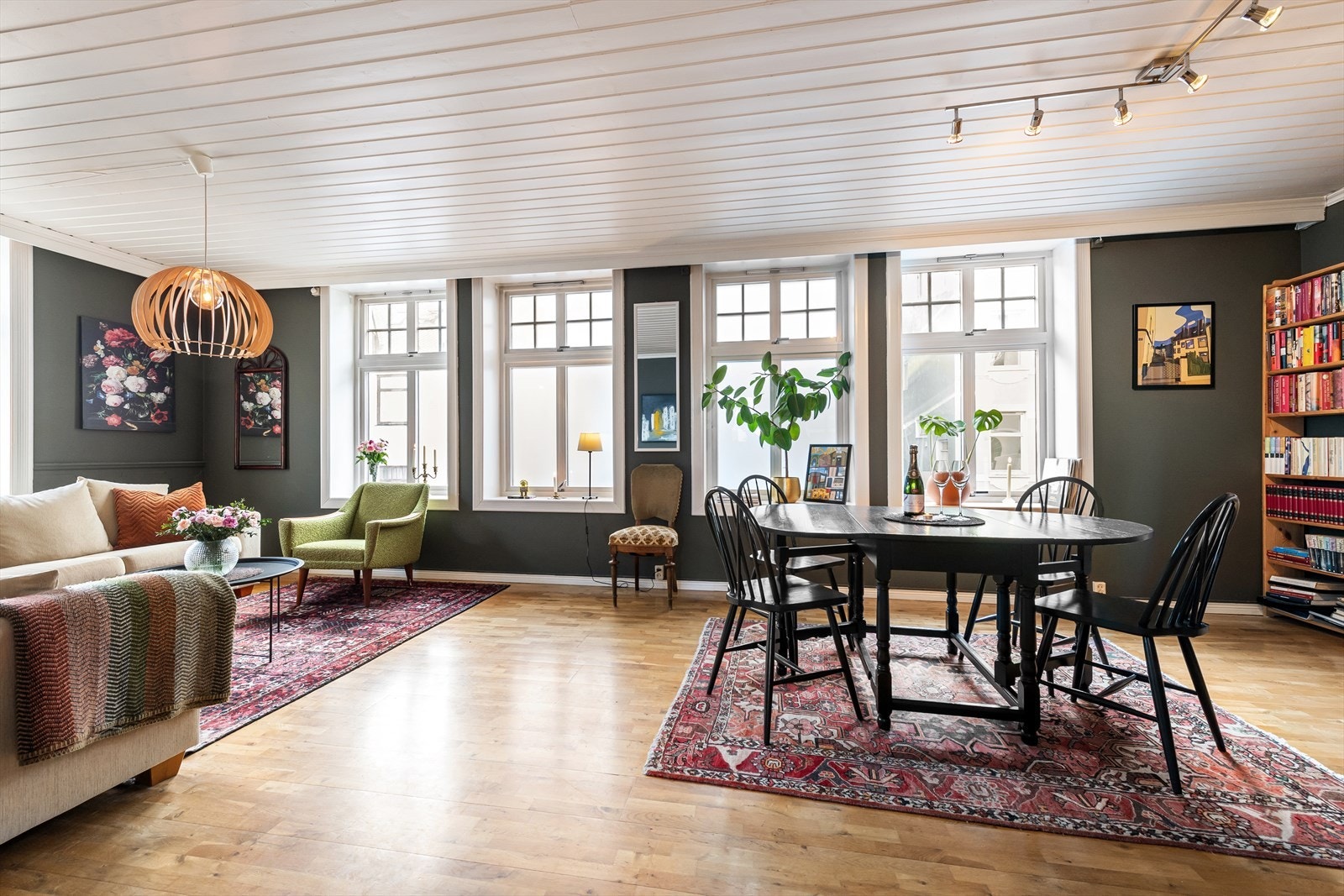 Det er store vindusflater i stuen, dette sikrer godt med naturlig lysinnslipp i leiligheten. Galleribilde