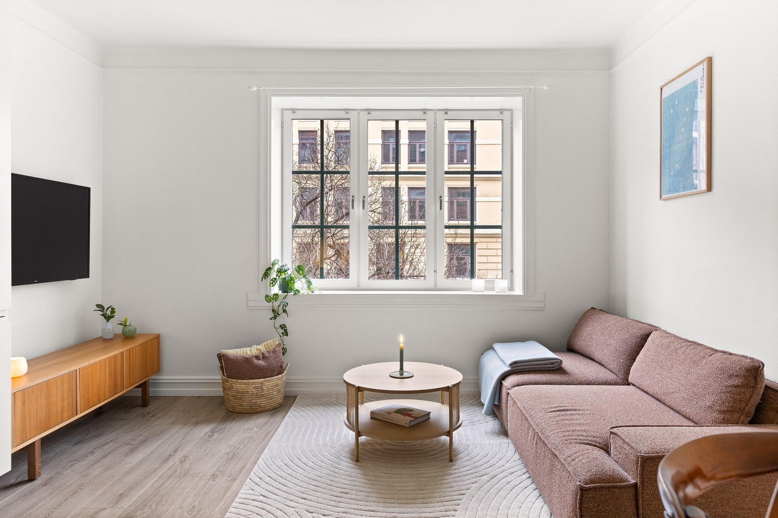 Lys og innbydende stue med flere muligheter for møblering. Galleribilde