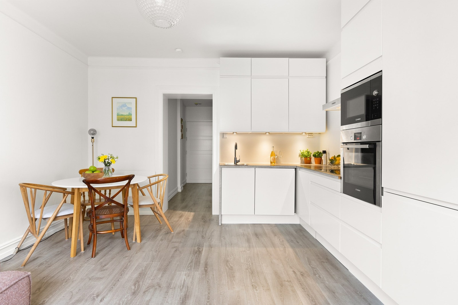 Kjøkkenet har rikelig med oppbevaringsplass både på kjøkkenbenk og i skap. Galleribilde