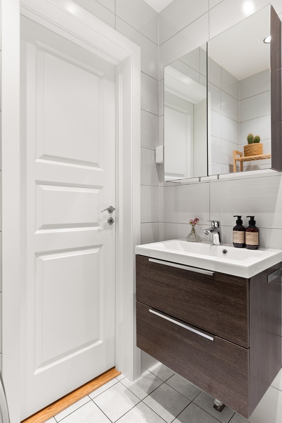 Innredning på badet er vegghengt servantinnredning med ovenpåliggende servant og ett-greps armatur. Det er også speilskap og stikkontakter på vegg over servant. Galleribilde