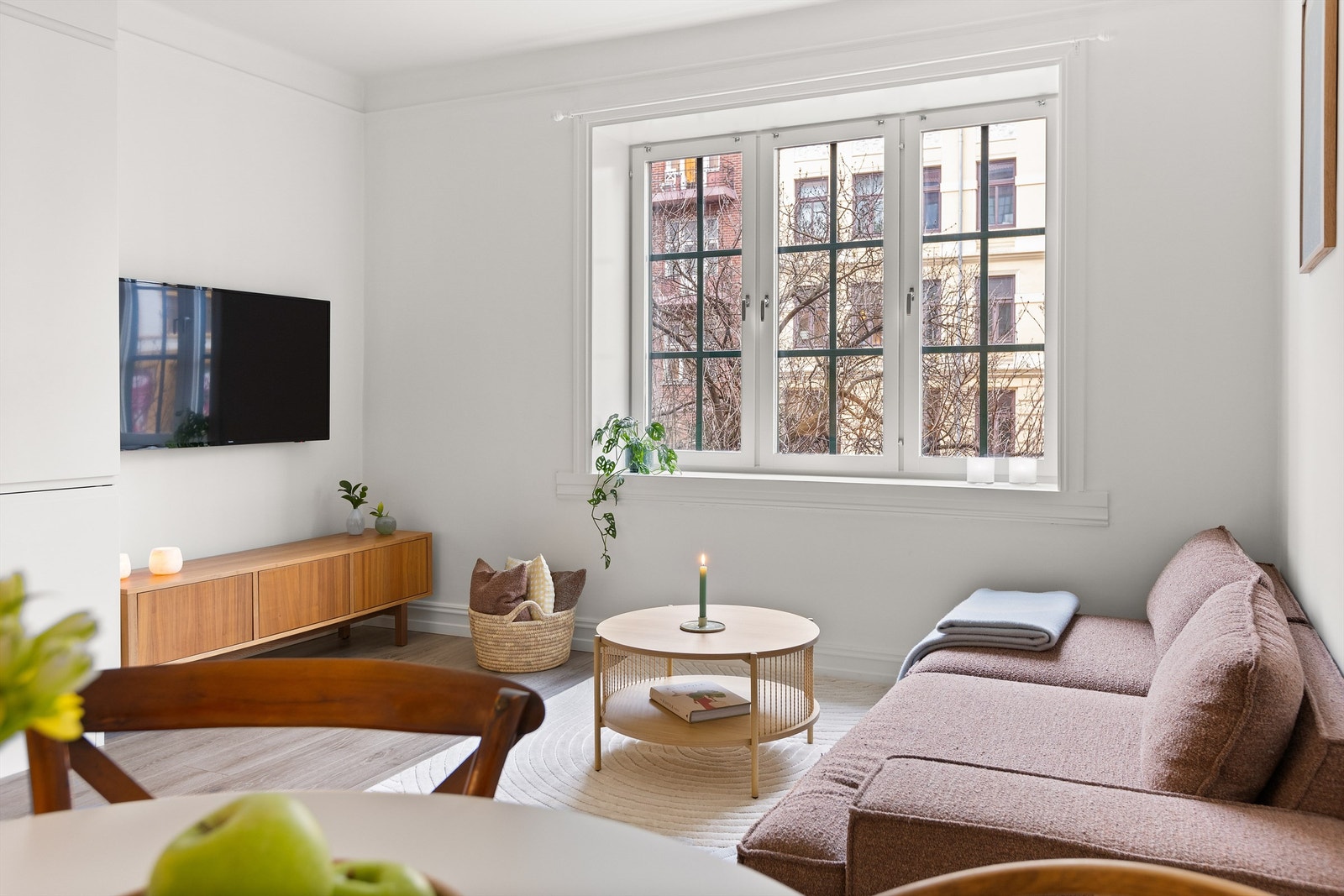 Leiligheten har store vinduer som gir rikelig med lys til stuen og kjøkkenet. Galleribilde