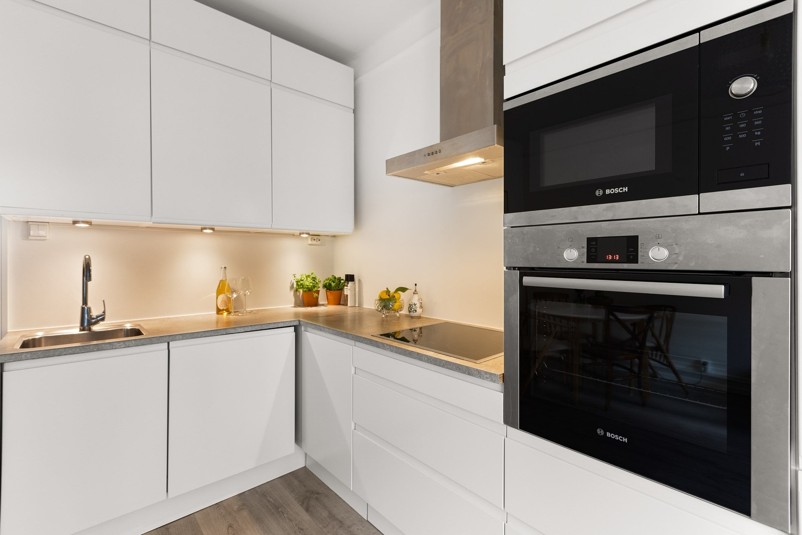 Kjøkkenet har ovn og mikrobølgeovn fra Bosch i praktisk høyde. Galleribilde