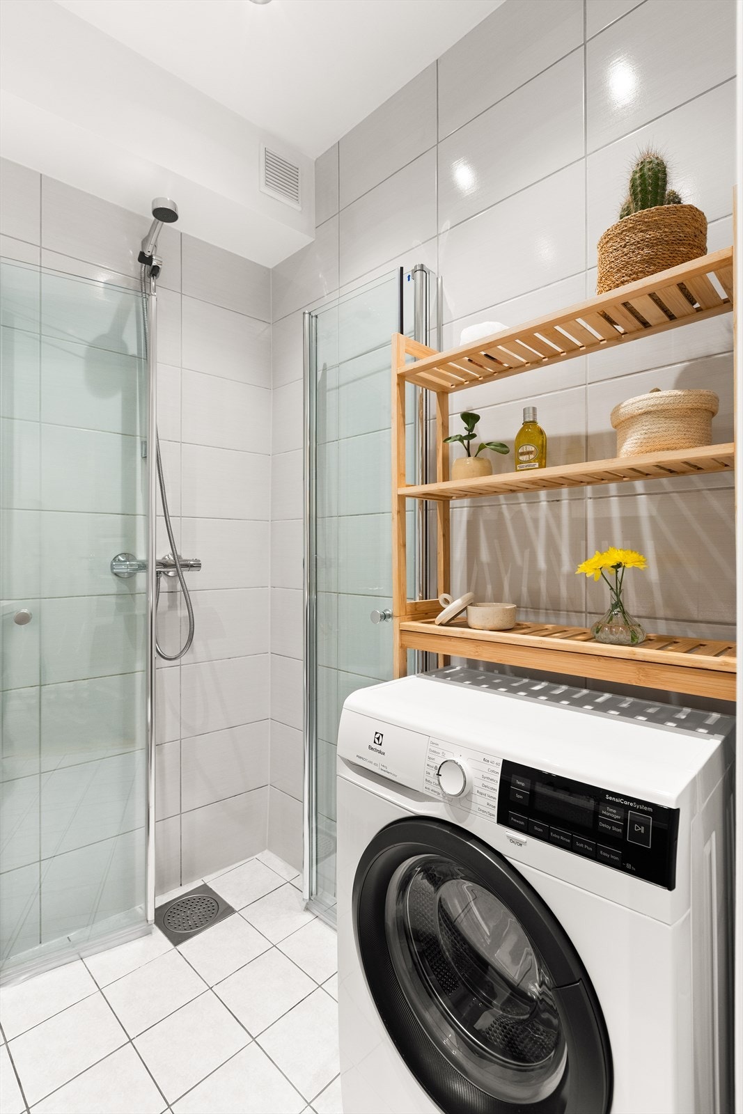 Badet har praktisk opplegg og plass til vaskemaskin. Galleribilde