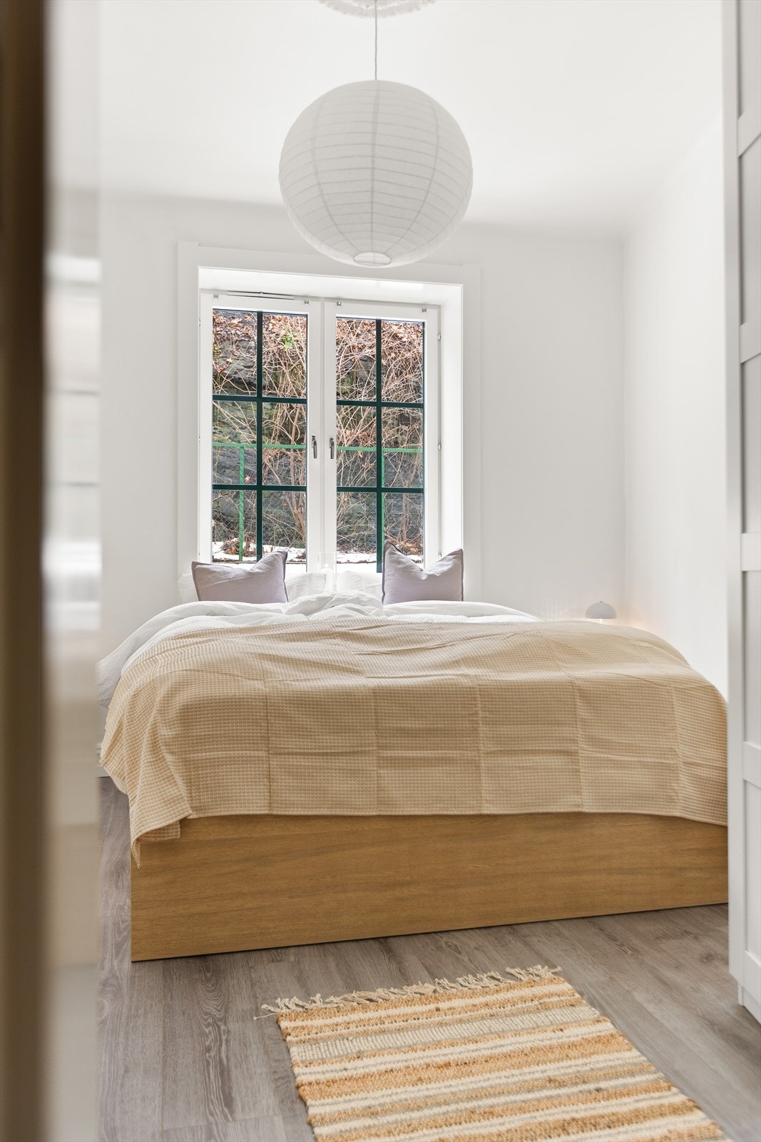 Soverommet har vindu ut mot hyggelig bakgård. Galleribilde