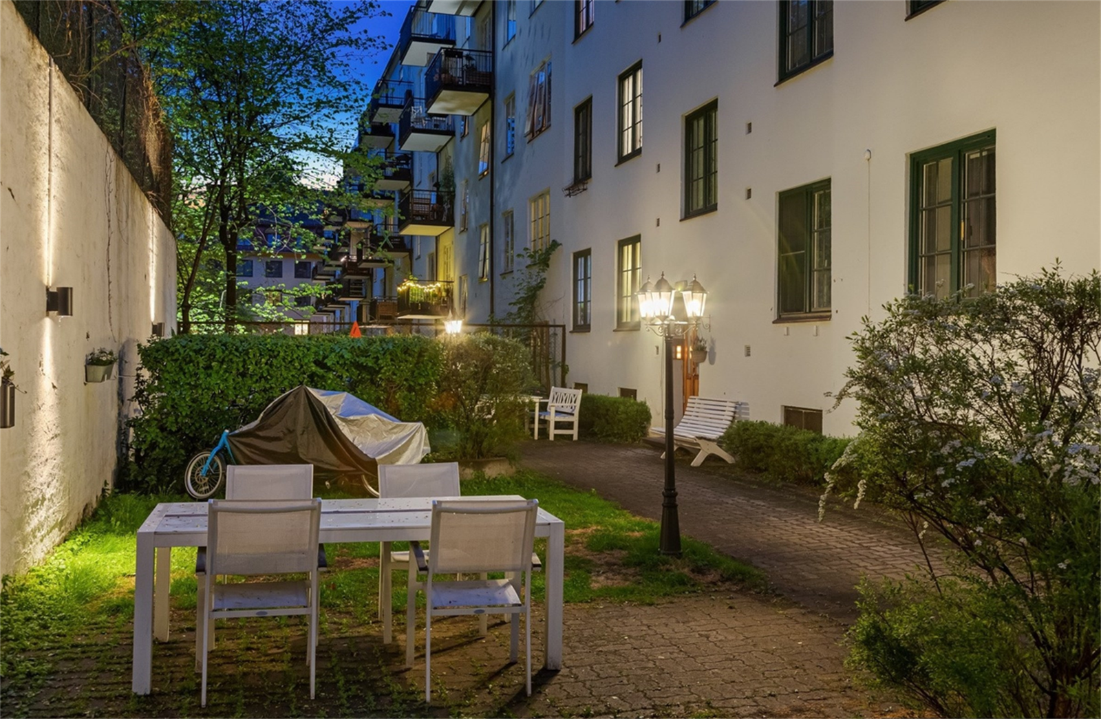 Fellesområder med utebelysning og ulike sittegrupper. Galleribilde