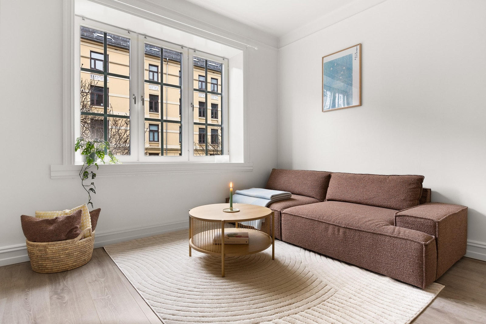 Leiligheten har en åpen stue og kjøkkenløsning som er perfekt for sosiale sammenkomster, da det åpne rommet gjør det enkelt å bevege seg mellom kjøkkenet og stuen. Galleribilde