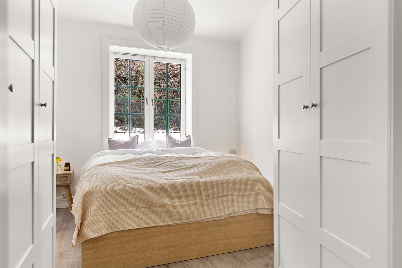 Soverommet har gode oppbevaringsmuligheter. Skapene gir deg rikelig med oppbevaringsplass for klær og eiendeler. Galleribilde