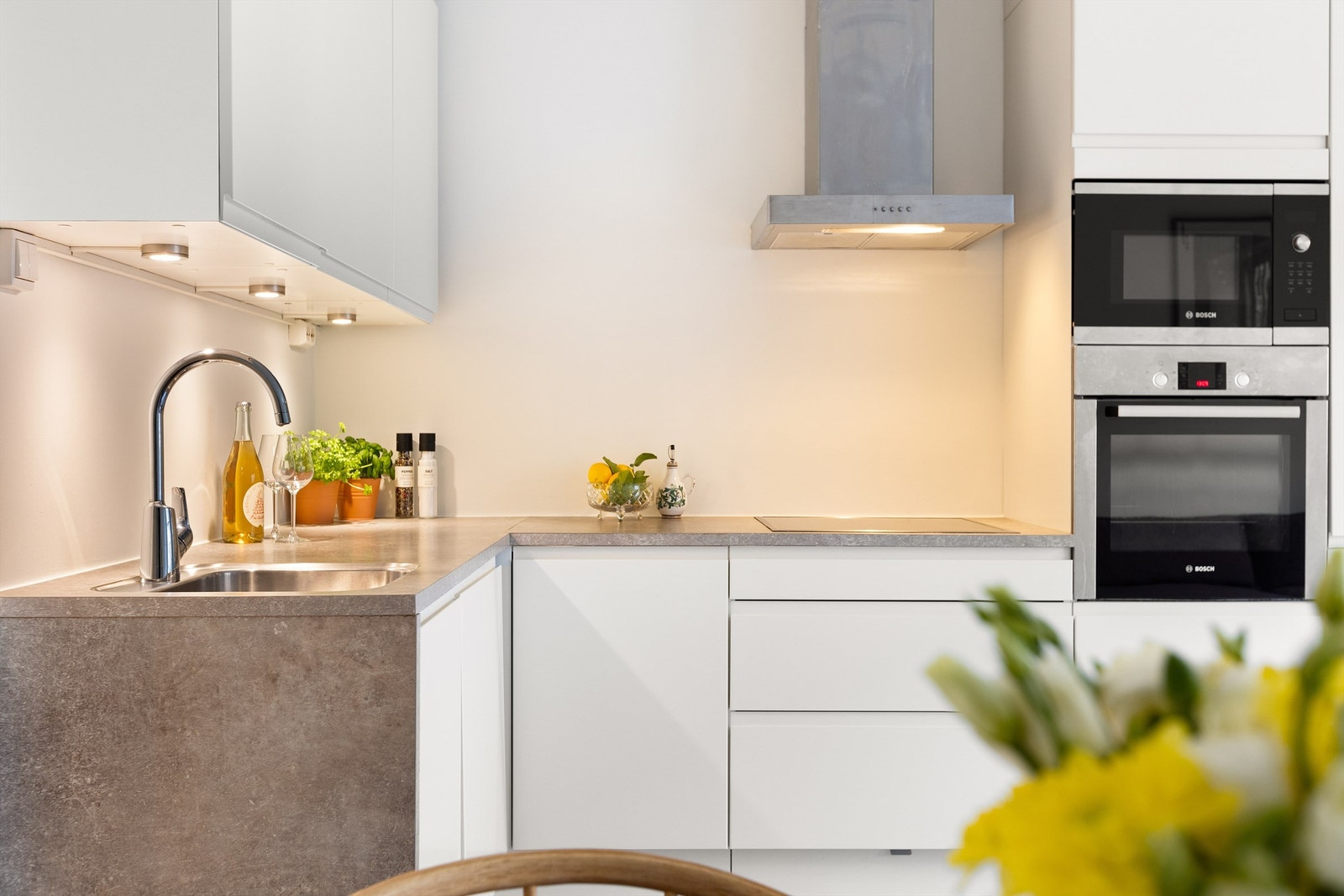 Moderne og stilrent kjøkken fra 2016. Praktiske stikkontakter på vegg samt benkeskapsbelysning over kjøkkenbenk. Galleribilde