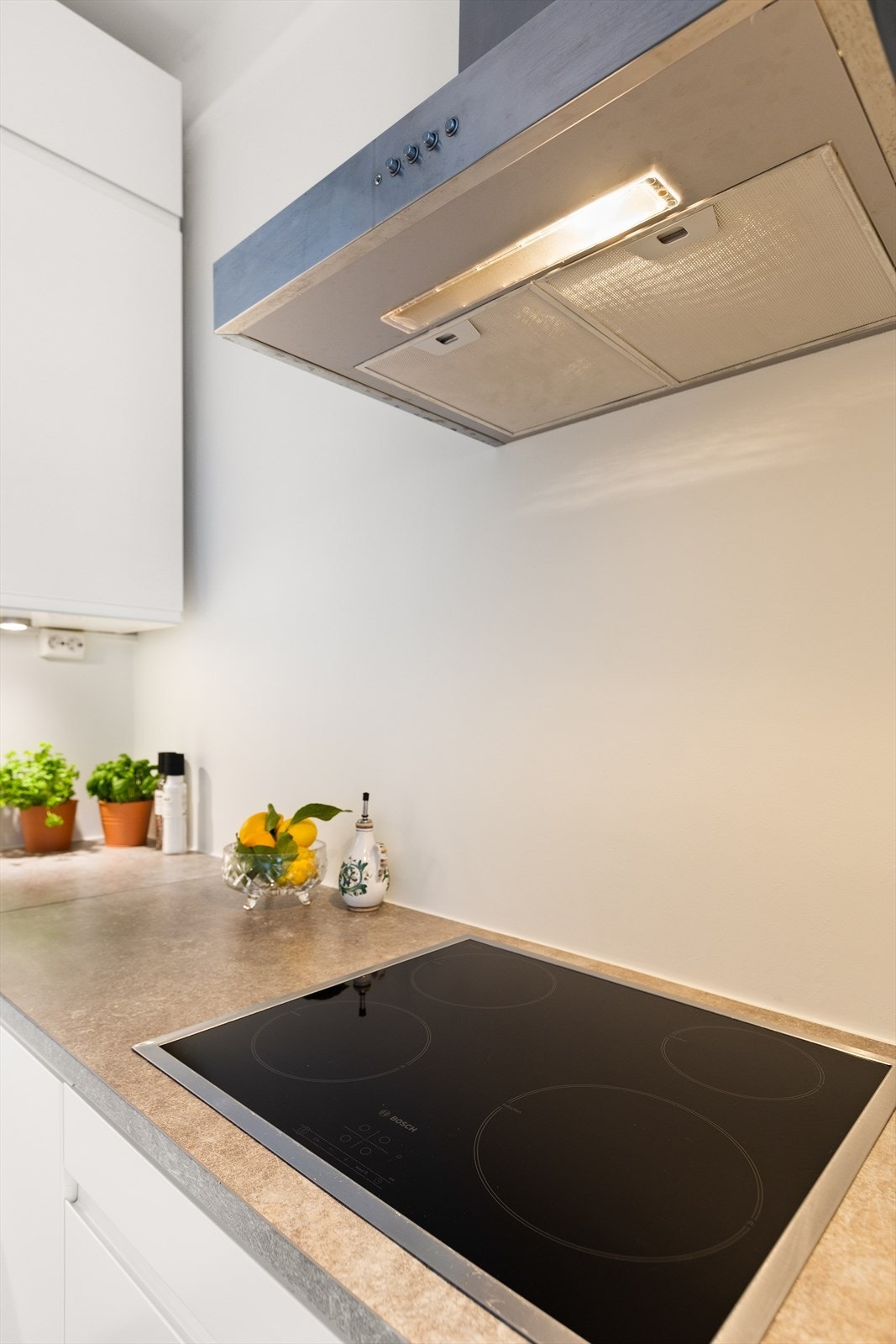 Kjøkkeninnredningen består av slette fronter fra 2016 med benkeplate av laminat, samt planlimt oppvaskkum i rustfritt stål. Galleribilde