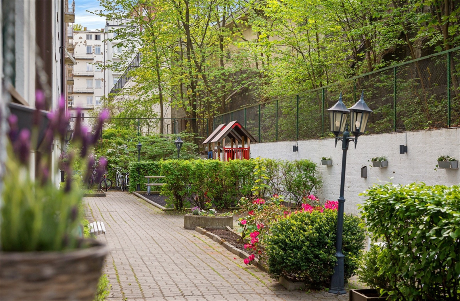 Leiligheten er omringet av hyggelige grøntområder. Galleribilde