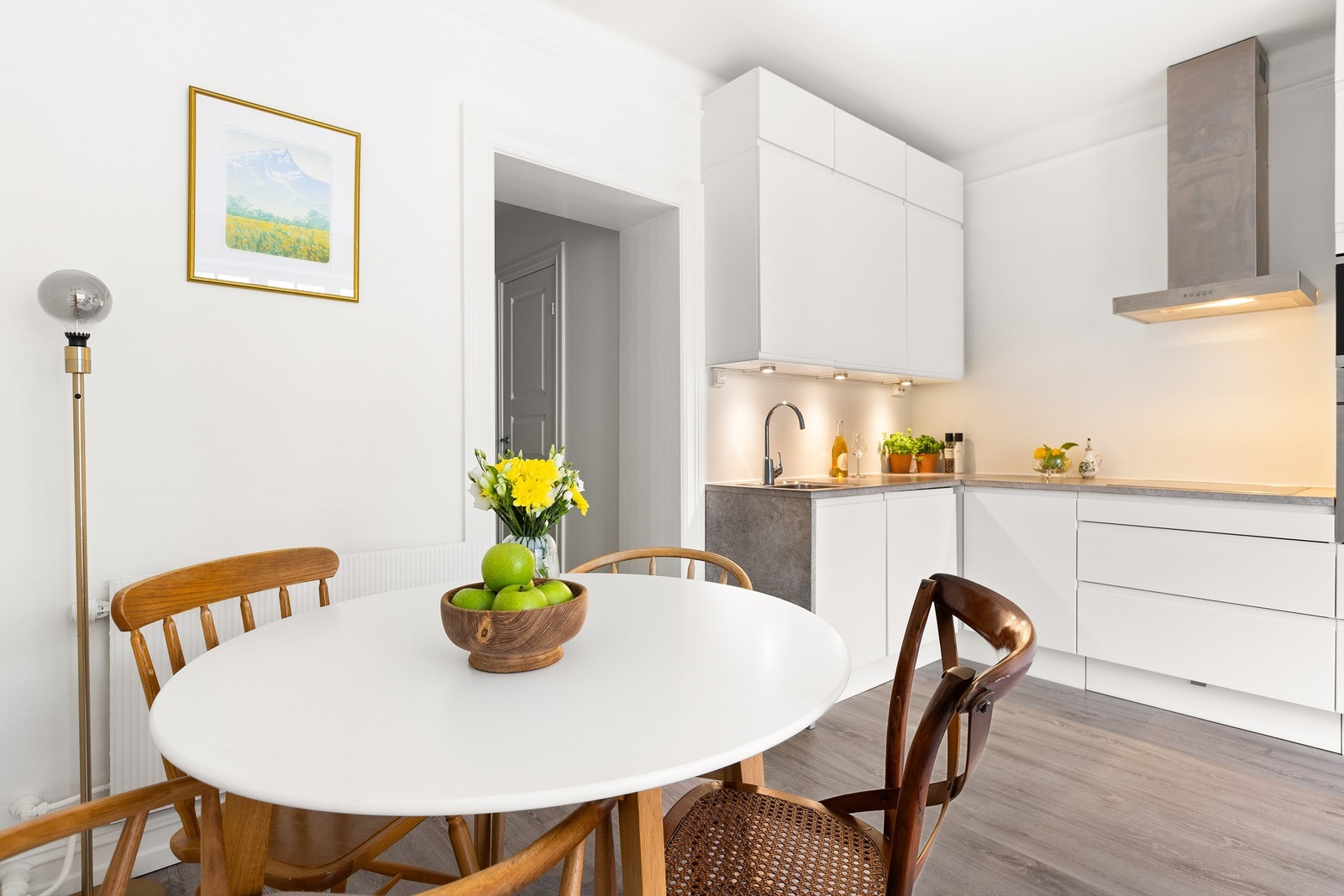 Leiligheten har god plass til til spisebord i en egen sone på kjøkkenet. Galleribilde